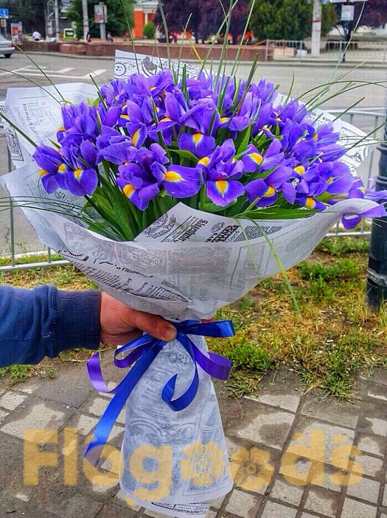 Букет «101 ирис» за 31 677 руб.
